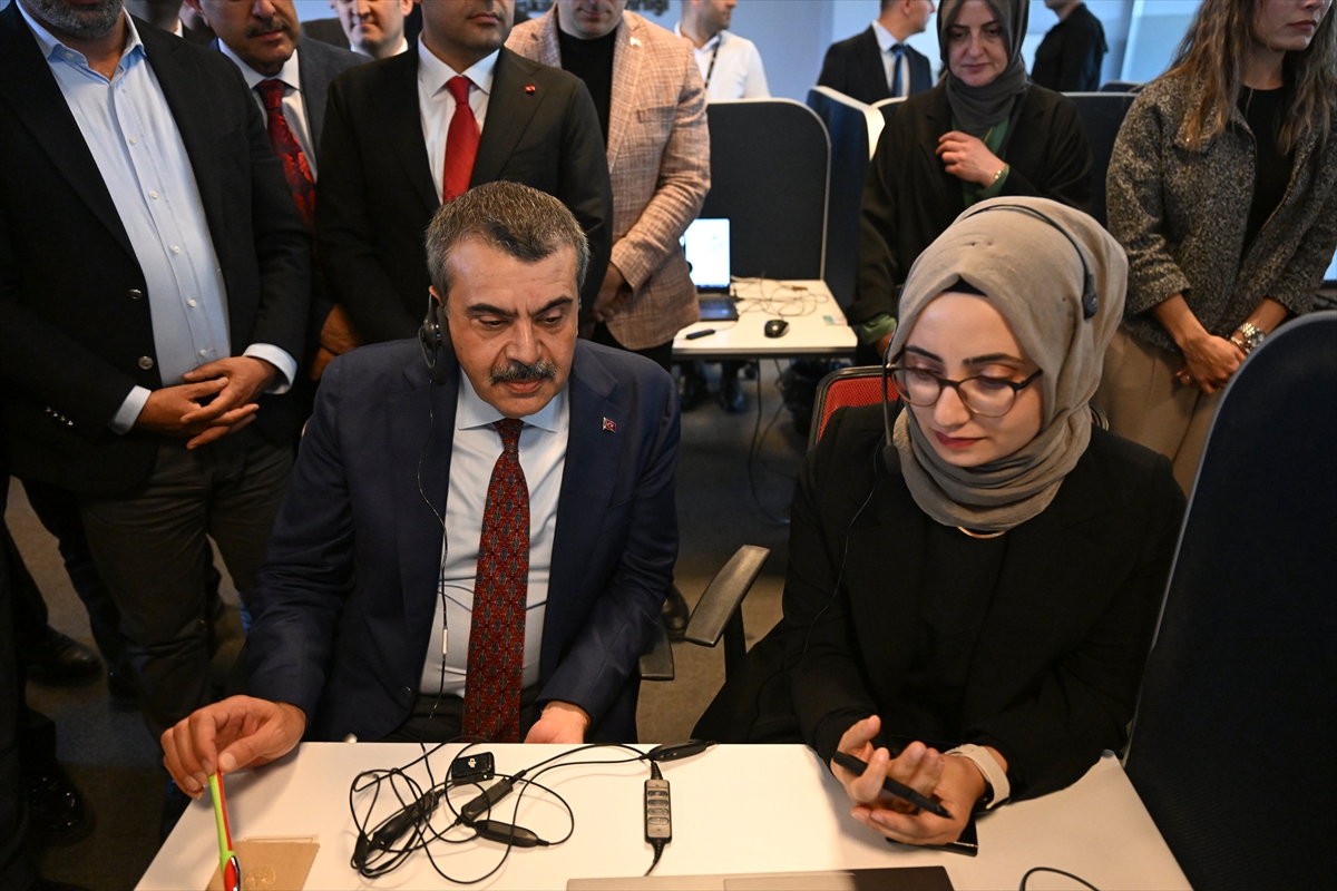 Bakan Tekin, Van'da Milli Eğitim Bakanlığı İletişim Merkezi'nde çağrı yanıtladı: