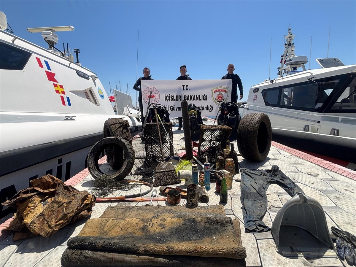 Balıkesir'de dalgıçlar deniz dibinde temizlik yaptı