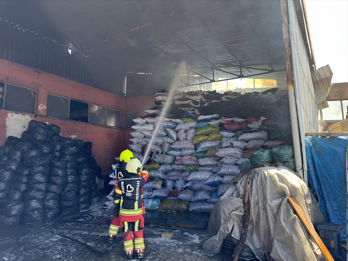 Balıkesir'de mobilya atölyesinden mangal kömürü deposuna sıçrayan yangın söndürüldü