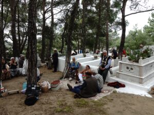 - Kazdağları'nın eteklerindeki kırsal Tahtakuşlar Mahallesi'ndeki mezarlığı temizleyip güllerle donatan