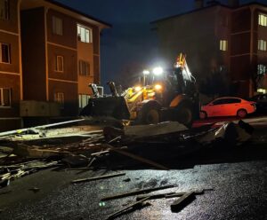 BAYBURT (AA) – Bayburt'ta etkili olan kuvvetli rüzgar yaşamı olumsuz