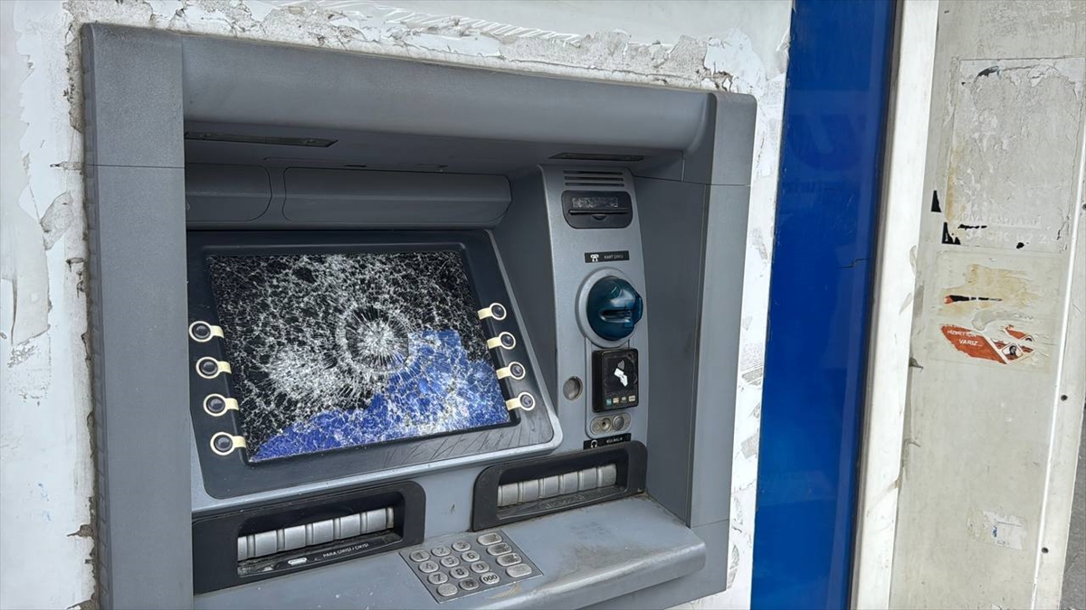 Bayrampaşa'da bankalara ait ATM'lere zarar verildi