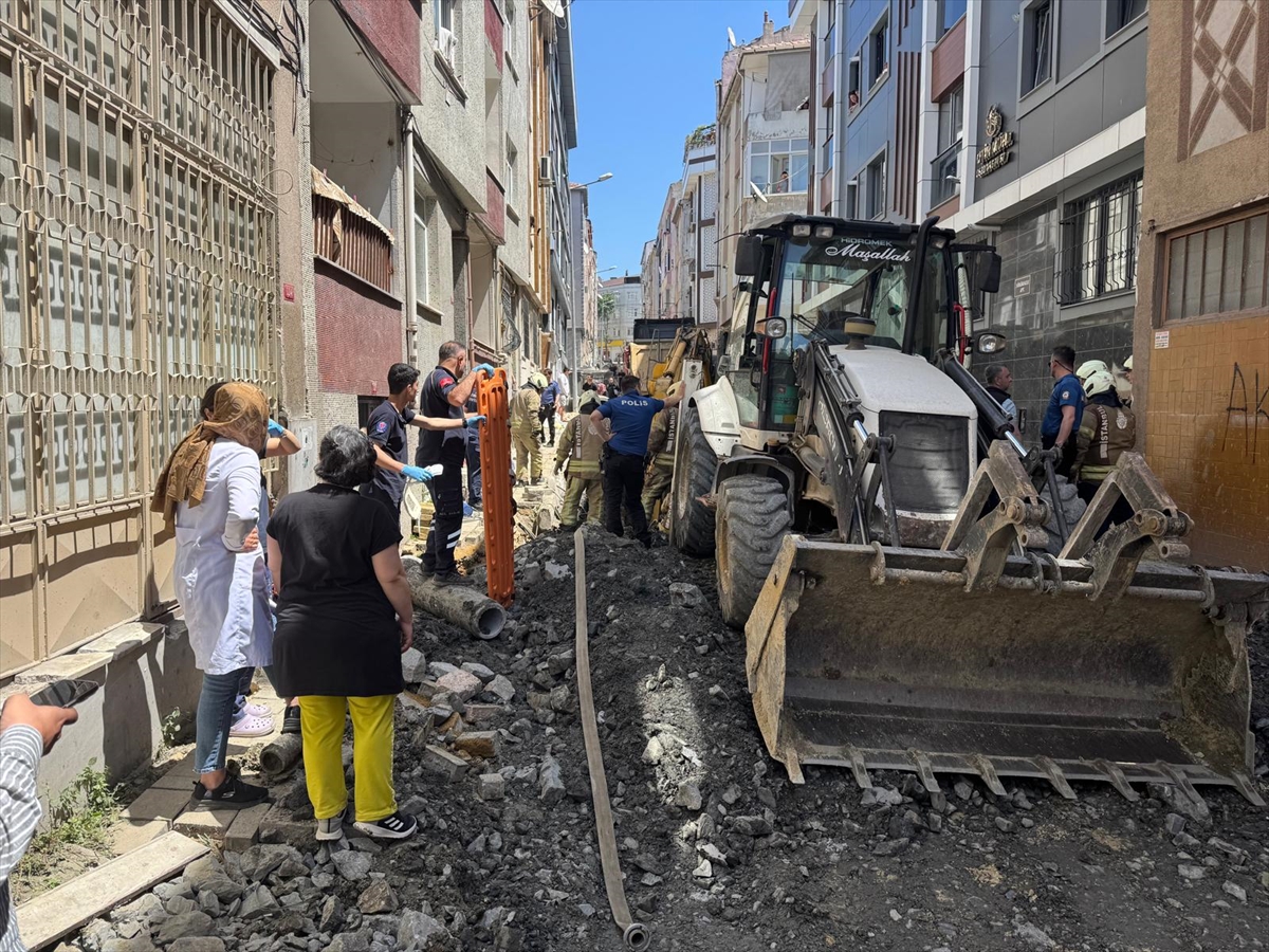 Bayrampaşa'da kanalizasyon çalışması sırasında bir işçi göçük altında kaldı