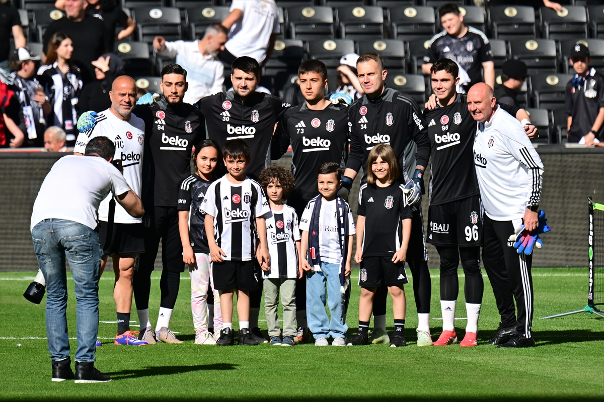 Beşiktaş, Adana Demirspor maçının hazırlıklarını taraftara açık idmanla sürdürdü