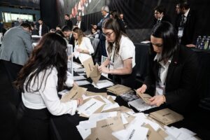 - Serdal Adalı ile Gürkan Aksoy'un yarıştığı genel kurulda oy