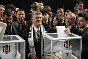 - Başkan adayı Serdal Adalı, 7. sandıkta oyunu kullandı