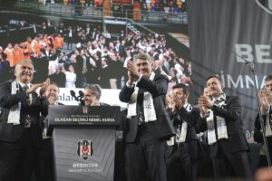 - Beşiktaş Kulübünün mevcut başkanı Serdal Adalı, Gürkan Aksoy ile