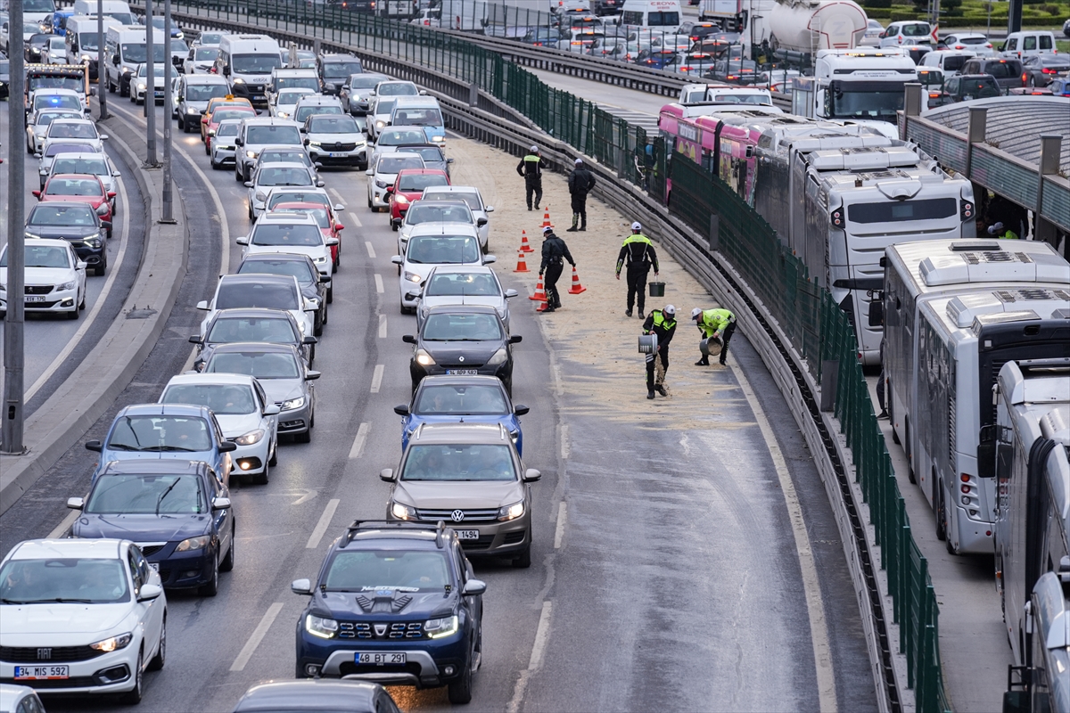 GÜNCELLEME 3 – Beylikdüzü'nde 2 metrobüsün çarpıştığı kazada 1 kişi öldü, 22 kişi yaralandı