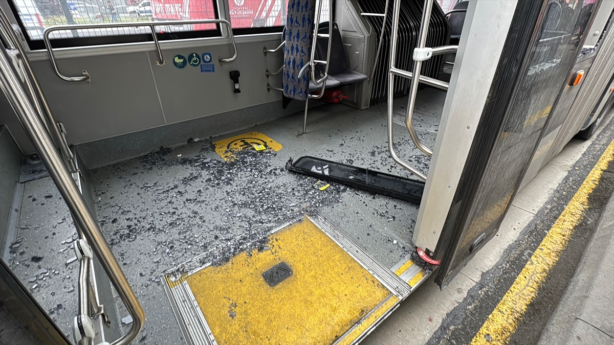 Beylikdüzü'nde durakta bekleyen metrobüse başka bir metrobüs çarptı
