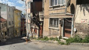 İSTANBUL (AA) – Beyoğlu'nda yokuşu çıkamayarak kayan çöp kamyonu, otomobile