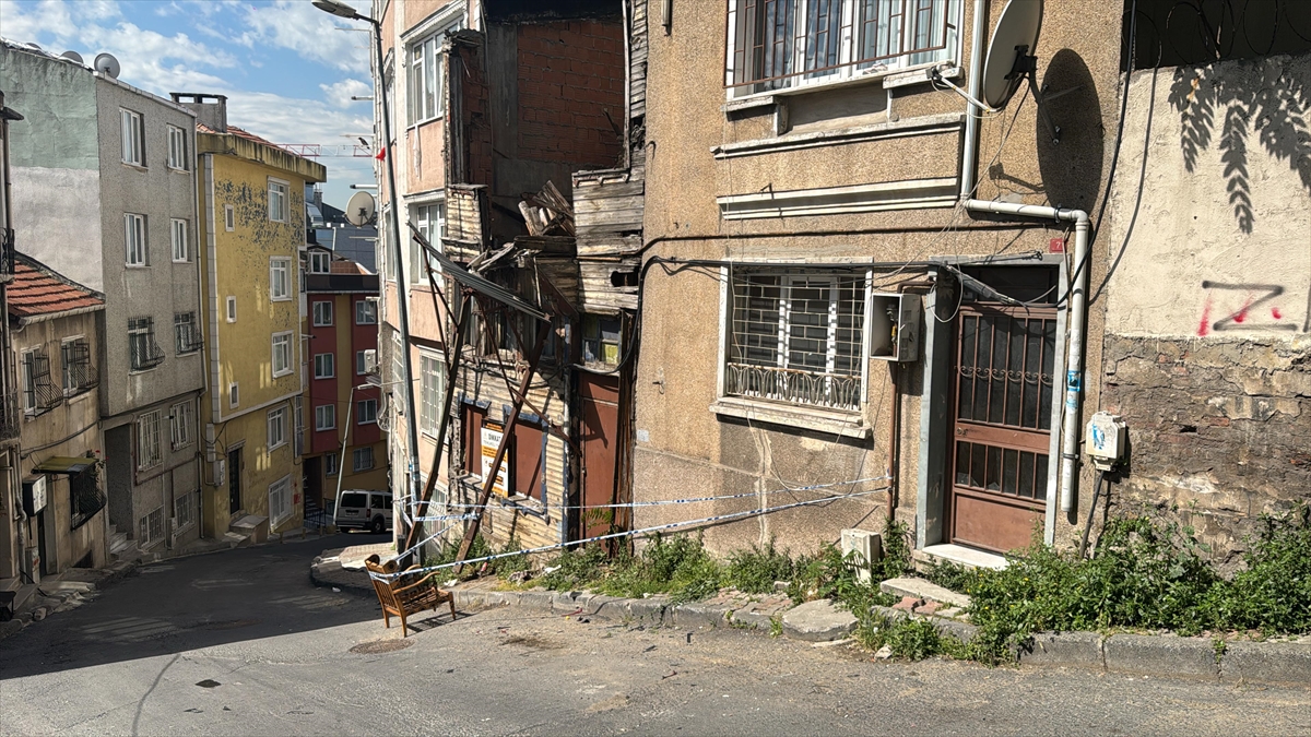 Beyoğlu'nda yokuşta kayan çöp kamyonu bina ve otomobile hasar verdi