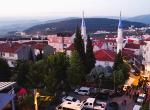 BİLECİK (AA) – Bilecik'te Hıdırellez geleneğini sürdüren vatandaşlar, Kırklar Tepesi'nde