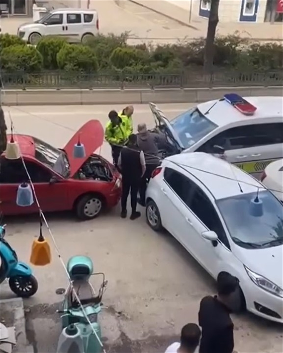 Bilecik’te polis yolda kalan bir kişinin aracına akü takviyesi yaptı