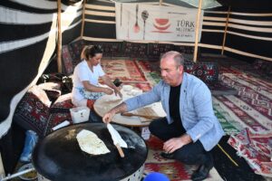 - Yöresel ürünlerin sergilendiği etkinlikte 700 yıllık geçmişe sahip Ertuğrulgazi