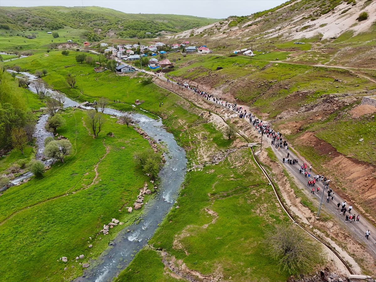 Bingöl'de 19 Mayıs Atatürk'ü Anma, Gençlik ve Spor Bayramı dolayısıyla doğa yürüyüşü düzenlendi
