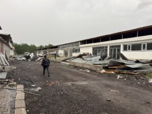 - Kültür Mahallesi'nde uçan çatı sacının bir çocuğun üzerine düşme