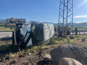 BİNGÖL (AA) – Bingöl'de, takla atan hafif ticari araçtaki 1'i