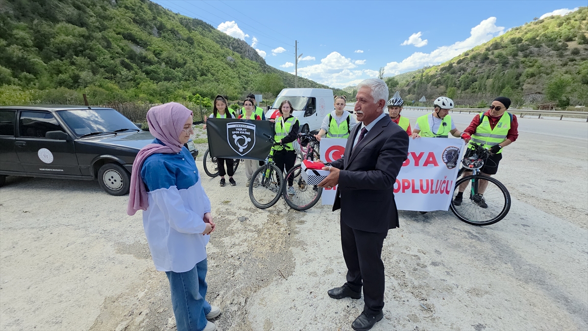 Bisikletlilerin Selanik'ten Samsun'a taşıdığı “Ata toprağı” Amasya'ya ulaştı