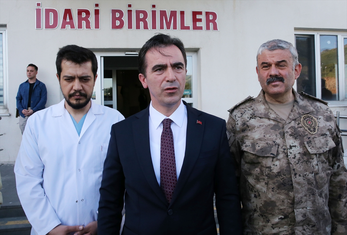 Bitlis'te refüje çarparak takla atan araçtaki iki polis memuru yaralandı