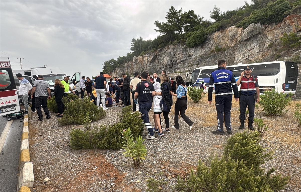 Bodrum'da servis minibüsü ile otomobilin çarpıştığı kazada 15 kişi yaralandı