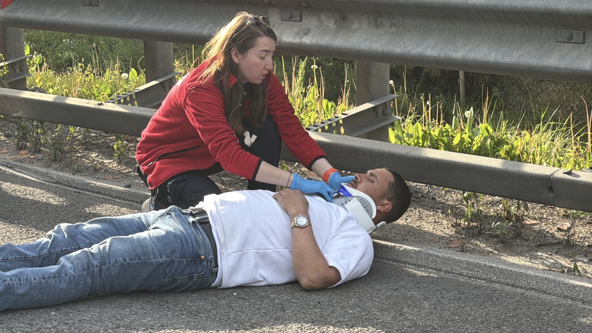 Bolu'da kamyona çarpan otomobildeki 2 kişi yaralandı