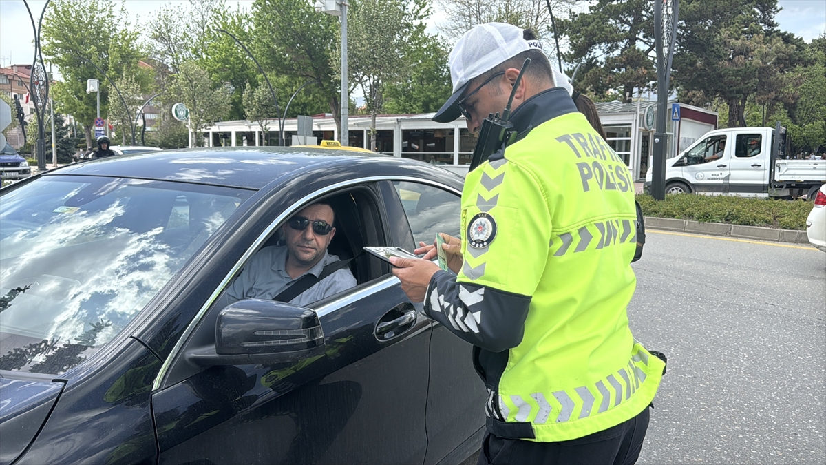 Bolu'da sinyal vermeden kavşaktan dönen sürücüler denetime takıldı