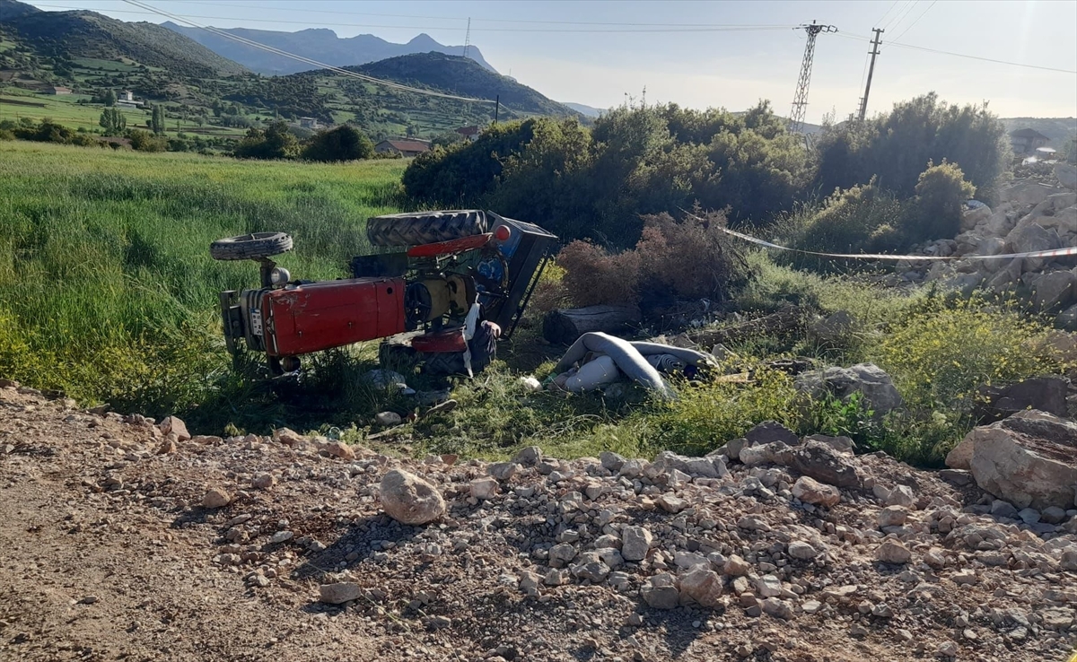 Burdur'da devrilen traktörün altında kalan çocuk öldü, 4 kişi yaralandı