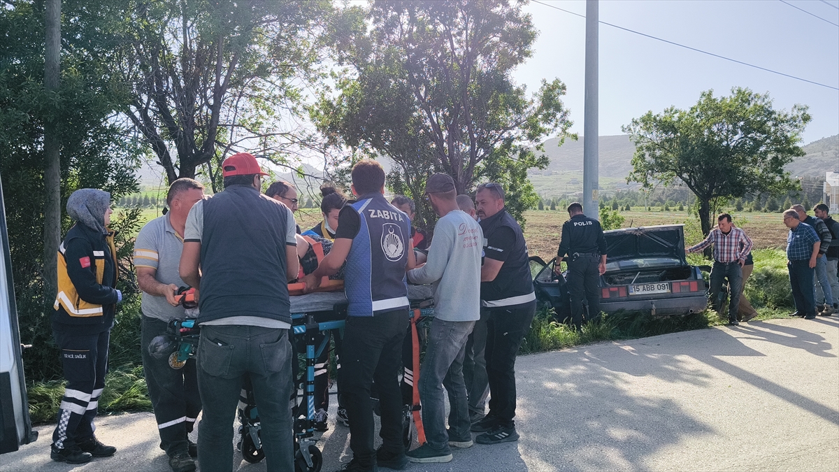 Burdur'da otomobilin elektrik direğine çarptığı kazada 2 kişi yaralandı