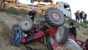 BURDUR (AA) – Burdur'da traktörün şarampole devrilmesi sonucu 1 kişi