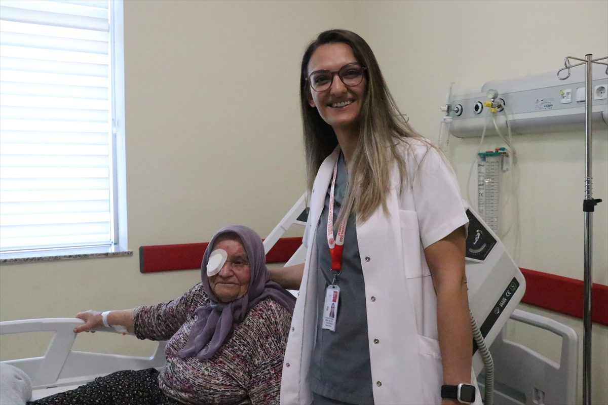 Burdur'da yaşlı kadının “istemsiz akan gözyaşı” tedaviyle dindi