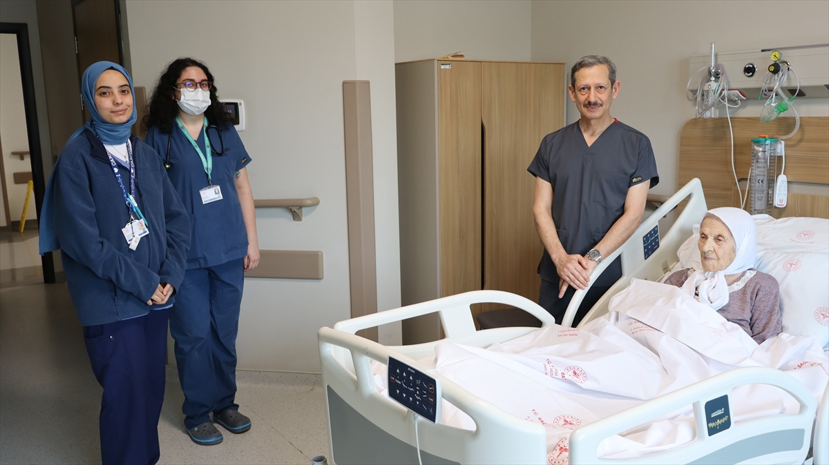 Bursa'da 104 yaşındaki hasta kalp kapakçığı ameliyatıyla sağlığına kavuştu