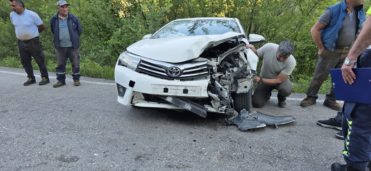 Bursa'da 2 otomobilin çarpıştığı kazada 3 kişi yaralandı