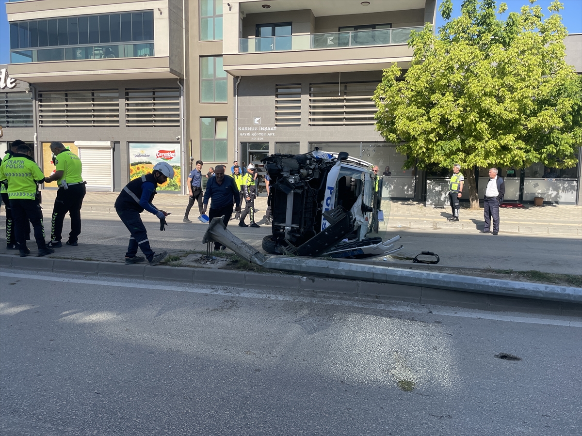 Bursa'da ihbardan dönen polis aracının devrildiği kazada 5 kişi yaralandı