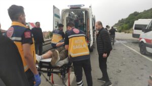 BURSA (AA) – Bursa'nın Gemlik ilçesinde, işçileri taşıyan minibüs ile