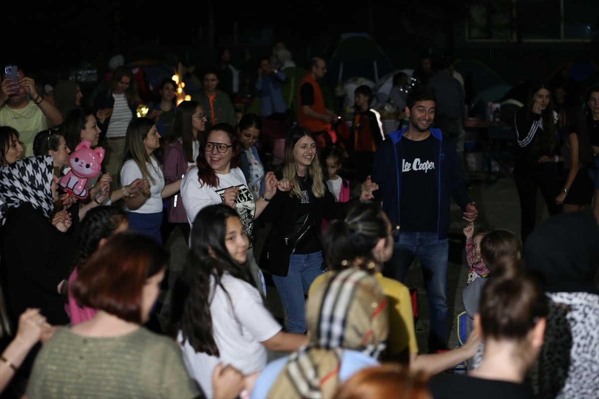 Bursa'da öğrenciler ve veliler ilkokulun bahçesine çadır kurup eğlendi