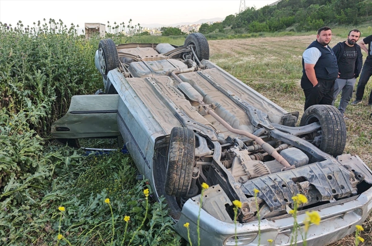 Bursa'da şarampole devrilen otomobildeki 5 kişi yaralandı