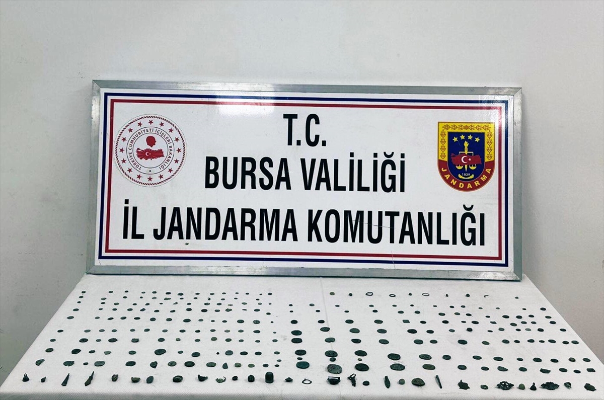 Bursa'da tarihi eser niteliği taşıyan 222 sikke ile 41 obje ele geçirildi