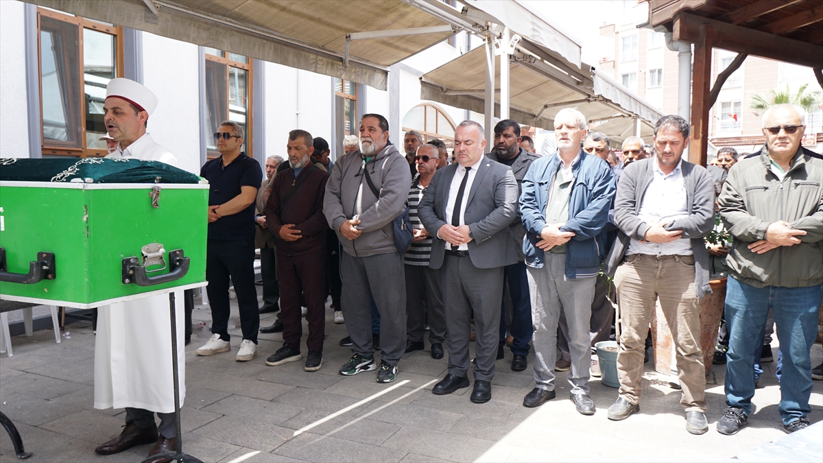 Çanakkale'de boşanma aşamasındaki eşi tarafından öldürülen kadının cenazesi defnedildi