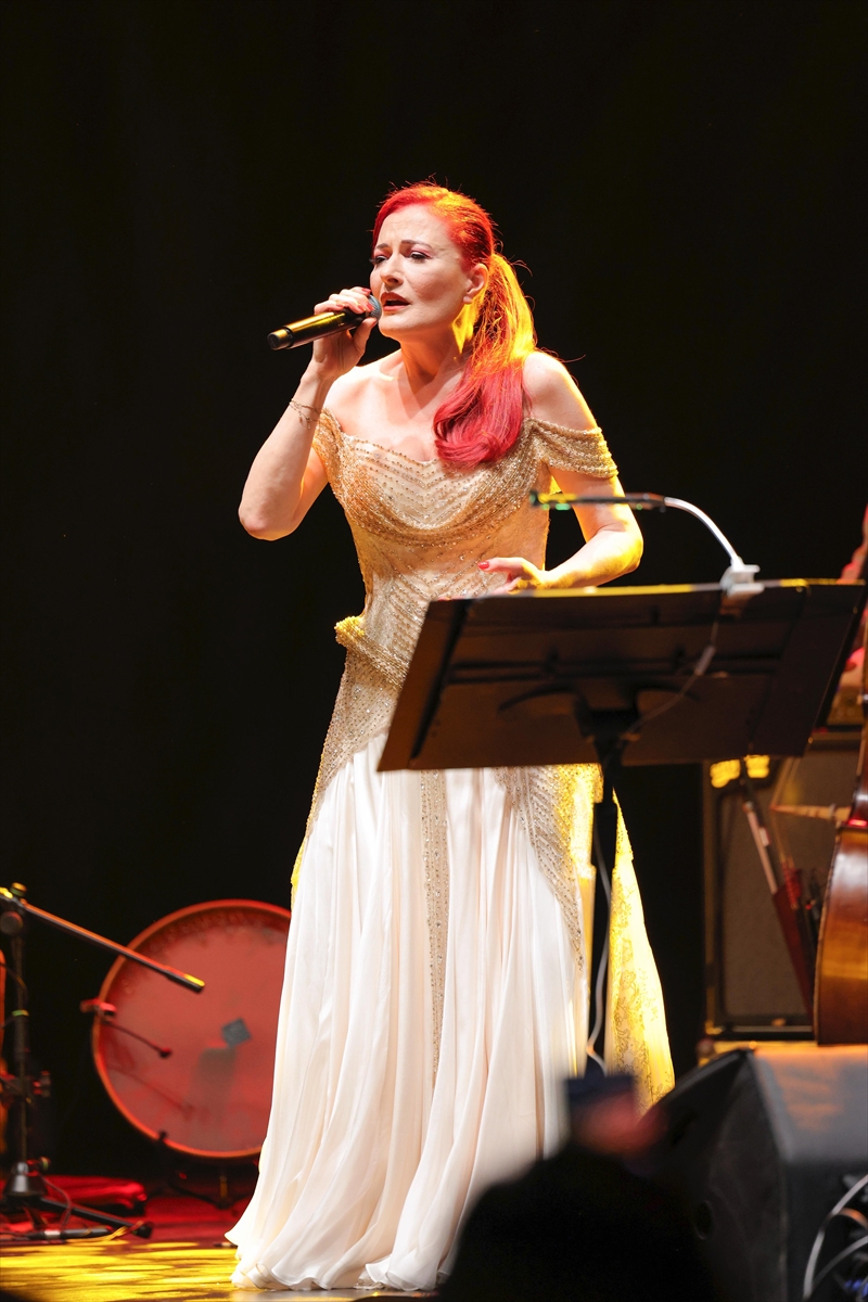 Candan Erçetin ve Barcelona Gipsy Balkan Orchestra, Harbiye'de aynı sahneyi paylaştı