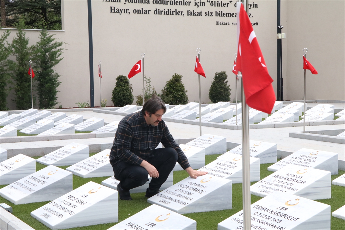 Çankırılı güvenlik görevlisi, şehit mezarlarını ziyaret edip temizlik ve bakımlarını yapıyor