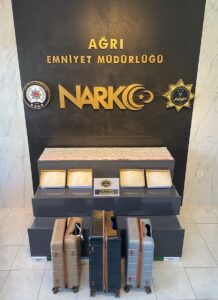 AĞRI (AA) – Ağrı'da, yolcu otobüsündeki çantalarında 8 kilo 150