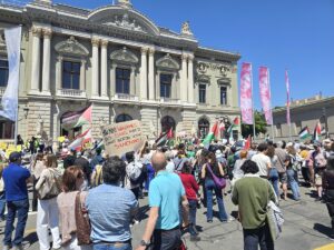 CENEVRE (AA) – İsviçre'nin Cenevre kentinde binlerce kişi, İsrail'in Gazze'deki