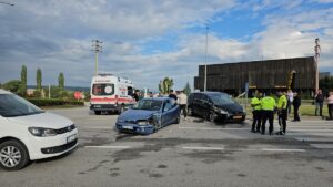 ÇORUM (AA) – Çorum'da iki otomobilin çarpışması sonucu 3 kişi