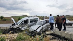 ÇORUM (AA) – Çorum'da otomobille hafif ticari aracın çarpıştığı kazada