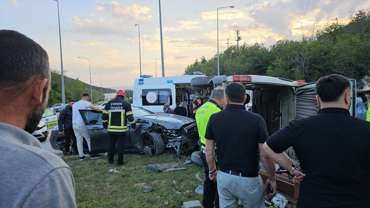 Çorum'da otomobil ile minibüsün çarpışması sonucu 4 kişi yaralandı