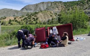 ÇORUM (AA) – Çorum'un Dodurga ilçesinde devrilen triportördeki 2 kişi