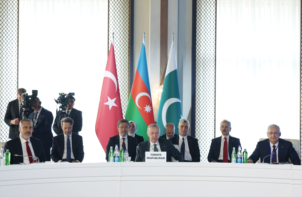 Cumhurbaşkanı Erdoğan, Azerbaycan Cumhurbaşkanı Aliyev ve Pakistan Başbakanı Şerif ile görüştü