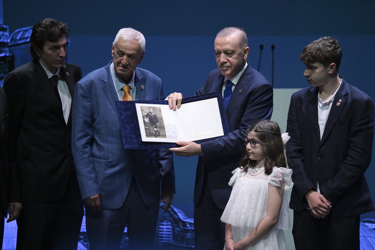 Cumhurbaşkanı Erdoğan, “Bir Şiir Bir Hayat Canım İstanbul” programında konuştu: (1)