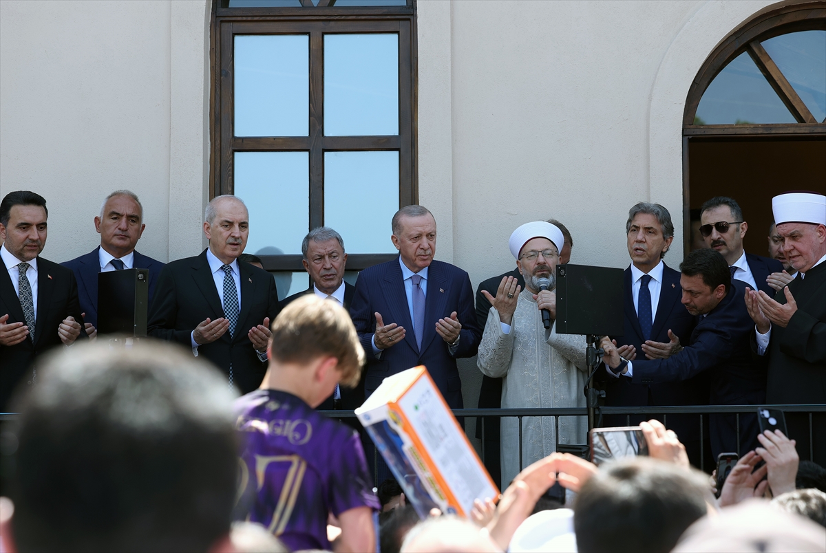Cumhurbaşkanı Erdoğan, Kireçburnu Gümrükçü İshak Ağa Camisi'nin açılışını gerçekleştirdi: