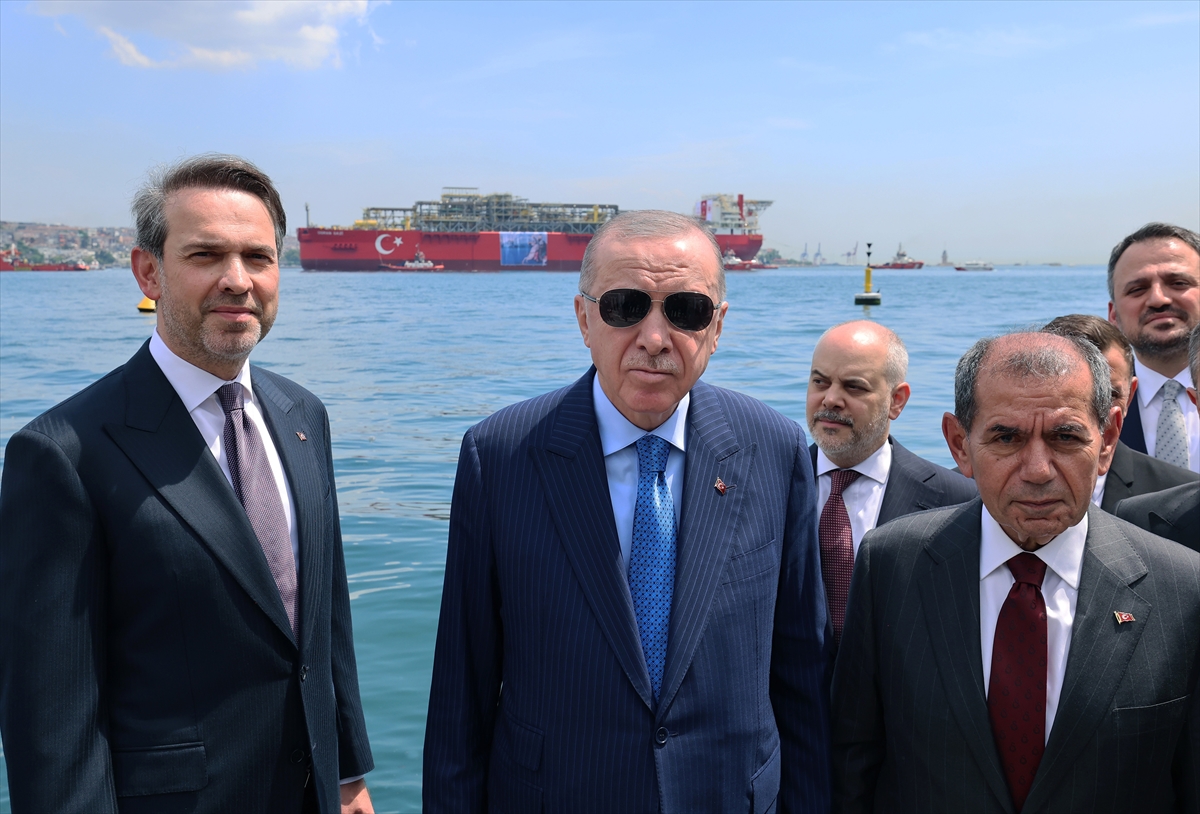 Cumhurbaşkanı Erdoğan, Türkiye'nin ilk yüzer gaz üretim platformunu Karadeniz'e uğurladı